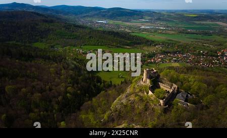 Aus der Vogelperspektive fängt die mittelalterliche Burg Chojnik auf einem Berg im Karkonosze-Gebirge ein. Die alte Festung steht stolz inmitten des malerischen lan Stockfoto