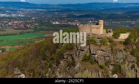 Aus der Vogelperspektive fängt die mittelalterliche Burg Chojnik auf einem Berg im Karkonosze-Gebirge ein. Die alte Festung steht stolz inmitten des malerischen lan Stockfoto