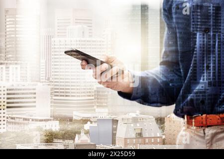 Hand, Smartphone und Mann mit City Overlay für Netzwerke oder Internet-Surfen zur Recherche und Planung von Projektaufgaben. Männlicher Immobilienentwickler, doppelt Stockfoto