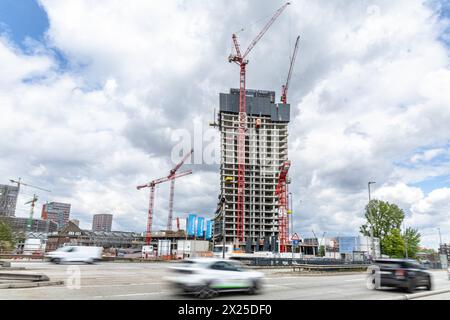 Hamburg, Deutschland. April 2024. Blick auf die Baustelle Elbtower. Mit 244,80 Metern Höhe soll der Wolkenkratzer das dritthöchste Hochhaus Deutschlands werden. Die Bauarbeiten sind derzeit aufgrund der Insolvenz des Bauträgers ausgesetzt. Quelle: Markus Scholz/Markus Scholz/Picture Alliance/dpa/Markus Scholz/dpa/Alamy Live News Stockfoto