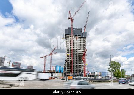 Hamburg, Deutschland. April 2024. Blick auf die Baustelle Elbtower. Mit 244,80 Metern Höhe soll der Wolkenkratzer das dritthöchste Hochhaus Deutschlands werden. Die Bauarbeiten sind derzeit aufgrund der Insolvenz des Bauträgers ausgesetzt. Quelle: Markus Scholz/Markus Scholz/Picture Alliance/dpa/Markus Scholz/dpa/Alamy Live News Stockfoto