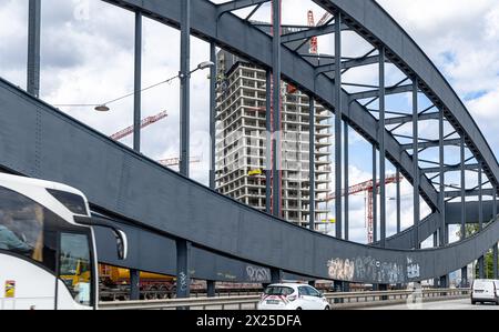 Hamburg, Deutschland. April 2024. Blick auf die Baustelle Elbtower durch die neue Elbbrücke. Mit einer Höhe von 244,80 Metern soll das Hochhaus das dritthöchste Hochhaus Deutschlands werden. Die Bauarbeiten sind derzeit aufgrund der Insolvenz des Bauträgers ausgesetzt. Quelle: Markus Scholz/Markus Scholz/Picture Alliance/dpa/Markus Scholz/dpa/Alamy Live News Stockfoto