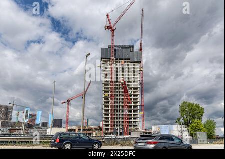 Hamburg, Deutschland. April 2024. Blick auf die Baustelle Elbtower. Mit 244,80 Metern Höhe soll der Wolkenkratzer das dritthöchste Hochhaus Deutschlands werden. Die Bauarbeiten sind derzeit aufgrund der Insolvenz des Bauträgers ausgesetzt. Quelle: Markus Scholz/Markus Scholz/Picture Alliance/dpa/Markus Scholz/dpa/Alamy Live News Stockfoto