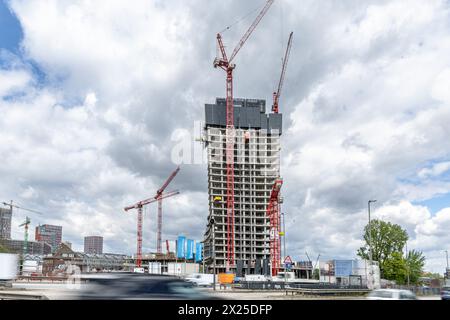 Hamburg, Deutschland. April 2024. Blick auf die Baustelle Elbtower. Mit 244,80 Metern Höhe soll der Wolkenkratzer das dritthöchste Hochhaus Deutschlands werden. Die Bauarbeiten sind derzeit aufgrund der Insolvenz des Bauträgers ausgesetzt. Quelle: Markus Scholz/Markus Scholz/Picture Alliance/dpa/Markus Scholz/dpa/Alamy Live News Stockfoto