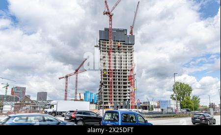 Hamburg, Deutschland. April 2024. Blick auf die Baustelle Elbtower. Mit 244,80 Metern Höhe soll der Wolkenkratzer das dritthöchste Hochhaus Deutschlands werden. Die Bauarbeiten sind derzeit aufgrund der Insolvenz des Bauträgers ausgesetzt. Quelle: Markus Scholz/Markus Scholz/Picture Alliance/dpa/Markus Scholz/dpa/Alamy Live News Stockfoto