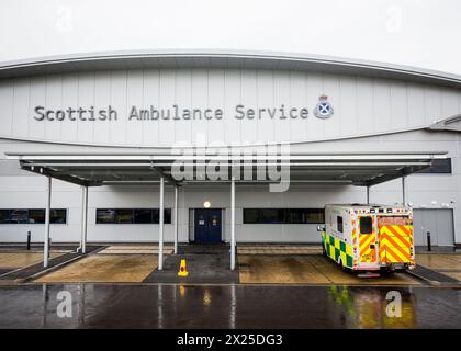 Aktenfoto vom 03/16 vom Scottish Ambulance Service Base am Flughafen Glasgow. Ein Viertel der schottischen Ambulanzfahrzeuge ist mehr als fünf Jahre alt, und eines wurde vor fast 20 Jahren zugelassen, laut ???zutiefst alarmierend?????? Die Zahlen der Schottischen Konservativen. Der Dienst verfügt über 1.298 Krankenwagen mit Registrierungsdaten, von denen 337 vor Februar 2019 registriert wurden. Ausgabedatum: Samstag, 20. April 2024. Stockfoto