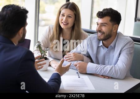 Glücklicher junger, vielseitiger Ehemann und Ehefrau beratender Rechtsberater Stockfoto