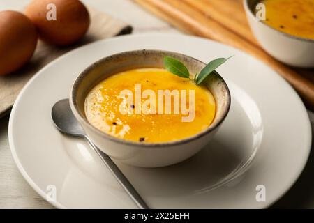 Katalanische Creme oder gebrannte Creme ist eine Art von Gebäck oder Pudding mit einer knusprigen Kruste aus karamellisiertem Zucker. Stockfoto