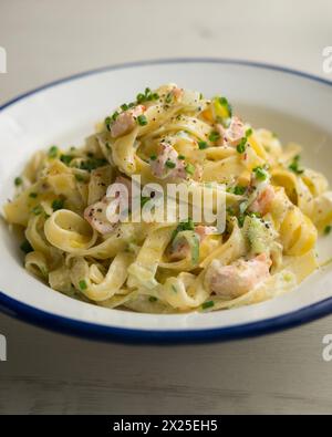 Tagliatelle Pasta mit Lachs und Zucchini Stockfoto