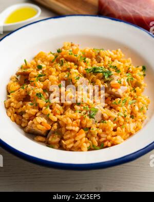 Spanische Reispaella mit frischem Almadraba-Thunfisch aus Cadiz. Stockfoto