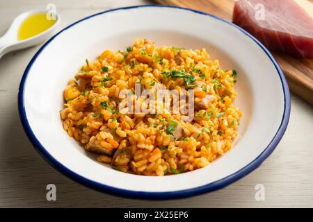 Spanische Reispaella mit frischem Almadraba-Thunfisch aus Cadiz. Stockfoto