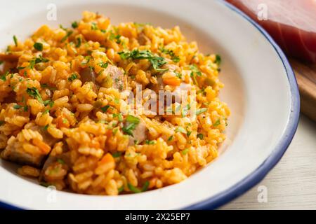 Spanische Reispaella mit frischem Almadraba-Thunfisch aus Cadiz. Stockfoto