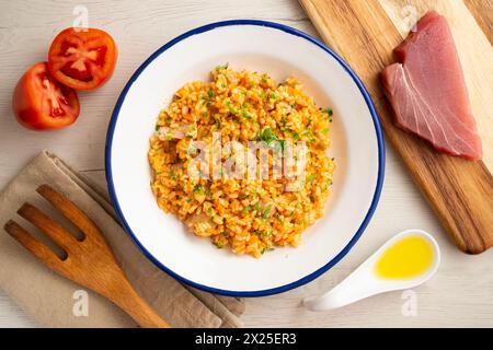 Spanische Reispaella mit frischem Almadraba-Thunfisch aus Cadiz. Stockfoto