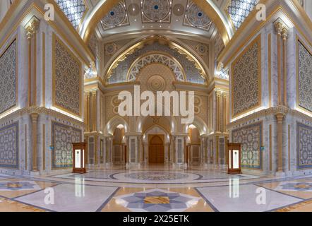 Ein Bild der üppigen Großen Halle des Qasr Al Watan Präsidentenpalastes. Stockfoto