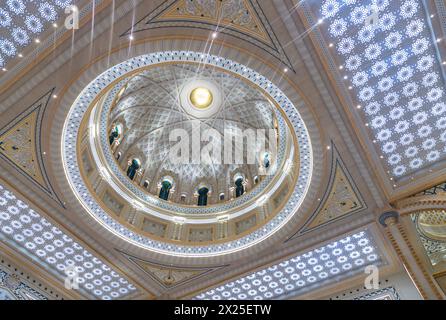 Ein Bild der üppigen Großen Halle des Qasr Al Watan Präsidentenpalastes. Stockfoto