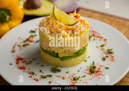 Causa Peruana. Causa Lima ist eine traditionelle Vorspeise der peruanischen Küche mit Kartoffeln, Avocado, Huhn oder Thunfisch. Stockfoto