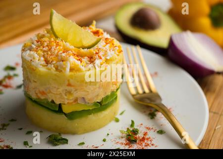 Causa Peruana. Causa Lima ist eine traditionelle Vorspeise der peruanischen Küche mit Kartoffeln, Avocado, Huhn oder Thunfisch. Stockfoto