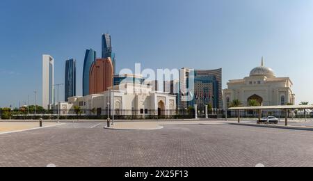 Ein Bild der Etihad Towers, des Khalidiya Palace Rayhaan by Rotana Hotel, des Hauptsitzes der Abu Dhabi National Oil Company und eines Qasr Al Watan GA Stockfoto