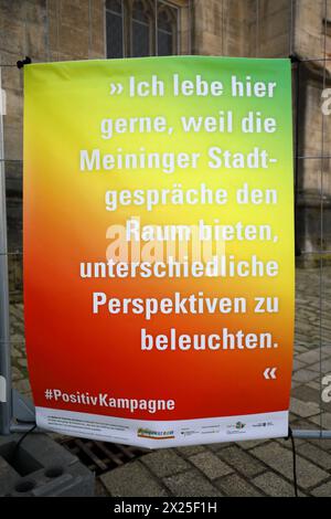 Nie wieder ist jetzt - MEININGEN ist BUNT - gemeinsam für Menschenwürde und Demokratie - Kundgebung gegen Rechtsextremismus - Gegen Rechte Terror in Deutschland - Deutschland, DE, DEU, Germany, Meiningen, 14.04.2024: Zahlreiche Menschen haben sich auf dem Marktplatz im Zentrum der Stadt zu einer Kundgebung versammelt. Hauptauslöser der Demonstrationen in ganz Deutschland gegen die AfD sind die Recherchen von CORRECTIV Recherchen für die Gesellschaft gemeinnützige GmbH. Mit dem Motto der Protestaktion nie wieder ist jetzt soll erneut ein Zeichen gegen Hass, Hetze, Demokratie, Toleranz, Mensc Stockfoto