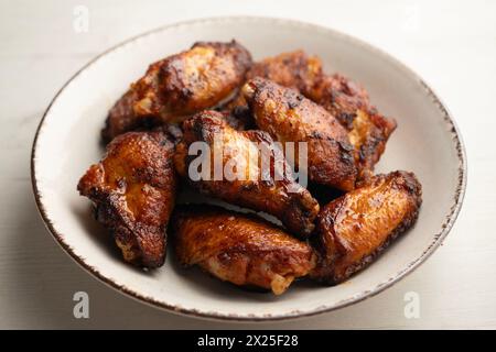 Chicken Wings mariniert mit Gewürzen in einem amerikanischen Restaurant. Stockfoto