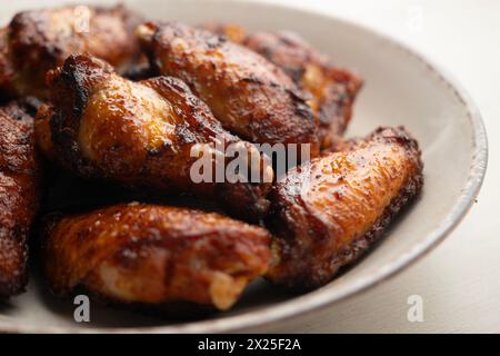 Chicken Wings mariniert mit Gewürzen in einem amerikanischen Restaurant. Stockfoto