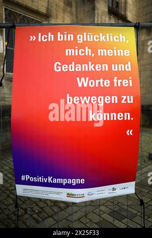 Nie wieder ist jetzt - MEININGEN ist BUNT - gemeinsam für Menschenwürde und Demokratie - Kundgebung gegen Rechtsextremismus - Gegen Rechte Terror in Deutschland - Deutschland, DE, DEU, Germany, Meiningen, 14.04.2024: Zahlreiche Menschen haben sich auf dem Marktplatz im Zentrum der Stadt zu einer Kundgebung versammelt. Hauptauslöser der Demonstrationen in ganz Deutschland gegen die AfD sind die Recherchen von CORRECTIV Recherchen für die Gesellschaft gemeinnützige GmbH. Mit dem Motto der Protestaktion nie wieder ist jetzt soll erneut ein Zeichen gegen Hass, Hetze, Demokratie, Toleranz, Mensc Stockfoto