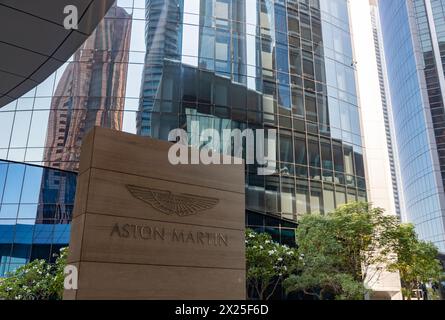 Ein Bild des Schildes vor einem Aston Martin Showroom. Stockfoto