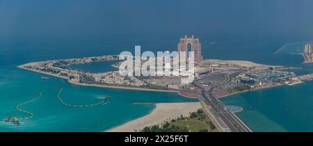 Ein Bild vom Abu Dhabi Breakwater mit der Marina Mall und dem Rixos Marina Abu Dhabi Hotel im Zentrum. Stockfoto