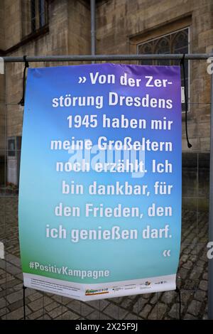 Nie wieder ist jetzt - MEININGEN ist BUNT - gemeinsam für Menschenwürde und Demokratie - Kundgebung gegen Rechtsextremismus - Gegen Rechte Terror in Deutschland - Deutschland, DE, DEU, Germany, Meiningen, 14.04.2024: Zahlreiche Menschen haben sich auf dem Marktplatz im Zentrum der Stadt zu einer Kundgebung versammelt. Hauptauslöser der Demonstrationen in ganz Deutschland gegen die AfD sind die Recherchen von CORRECTIV Recherchen für die Gesellschaft gemeinnützige GmbH. Mit dem Motto der Protestaktion nie wieder ist jetzt soll erneut ein Zeichen gegen Hass, Hetze, Demokratie, Toleranz, Mensc Stockfoto