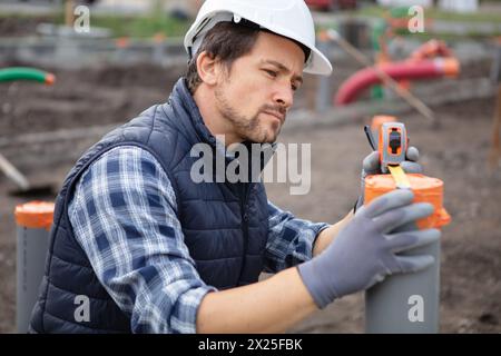 Legen Sie den Zement in die Fundamentschalung Stockfoto