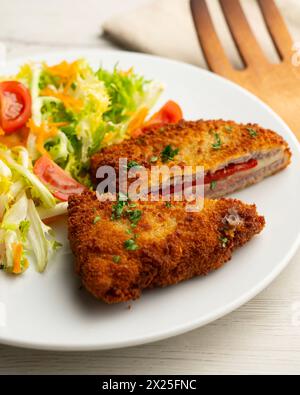 Cachopo ist ein spanisches Gericht, das aus zwei panierten Rinderfilets mit Käse und serrano-Schinken besteht. Stockfoto