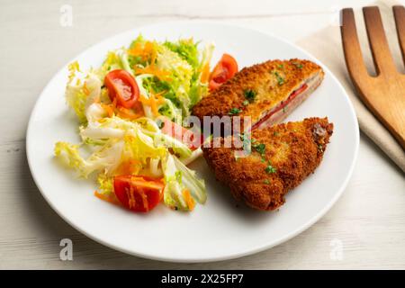 Cachopo ist ein spanisches Gericht, das aus zwei panierten Rinderfilets mit Käse und serrano-Schinken besteht. Stockfoto