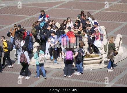 Bergamo, Italien. April 2024. Viele Studenten auf der Piazza Vecchia im oberen Bergamo auf einer Reise. Angriff auf den kürzlich restaurierten Contarini-Brunnen. Quelle: Unabhängige Fotoagentur/Alamy Live News Stockfoto