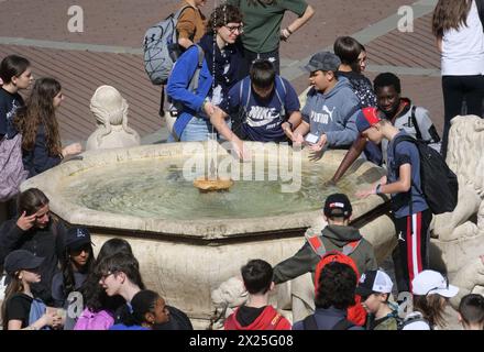 Bergamo, Italien. April 2024. Viele Studenten auf der Piazza Vecchia im oberen Bergamo auf einer Reise. Angriff auf den kürzlich restaurierten Contarini-Brunnen. Quelle: Unabhängige Fotoagentur/Alamy Live News Stockfoto