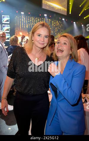 Annette Frier mit Schwester Sabine Frier bei der Verleihung des 24. Radio Regenbogen Award 2024 in der Europa-Park Arena. Rust, 19.04.2024 *** Annette Frier mit Schwester Sabine Frier bei der Verleihung des 24 Radio Regenbogen Award 2024 in der Europa Park Arena Rust, 19 04 2024 Foto:XF.xKernx/xFuturexImagex regenbogen 4588 Stockfoto