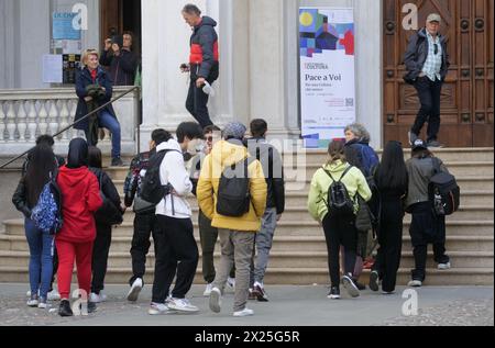 Bergamo, Italien. April 2024. Viele Studenten auf der Piazza Vecchia im oberen Bergamo auf einer Reise. Angriff auf den kürzlich restaurierten Contarini-Brunnen. Quelle: Unabhängige Fotoagentur/Alamy Live News Stockfoto