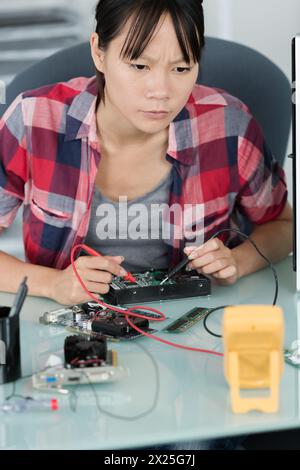 Eine Technikerin liest die Spannung ab Stockfoto