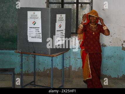 Nagaur, Indien. April 2024. Die Menschen gaben ihre Stimmen während der ersten Runde der indischen Nationalwahlen im Bezirk Nagaur im Bundesstaat Rajasthan ab. Fast 970 Millionen Wähler werden während der gestaffelten Wahlen, die bis zum 1. Juni stattfinden, für fünf Jahre 543 Mitglieder in das Unterhaus des Parlaments wählen. (Foto: Shaukat Ahmed/Pacific Press) Credit: Pacific Press Media Production Corp./Alamy Live News Stockfoto