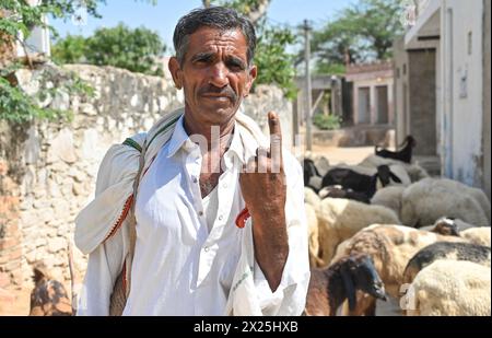 Nagaur, Rajasthan, Indien. April 2024. Die Menschen gaben ihre Stimmen während der ersten Runde der indischen Nationalwahlen im Bezirk Nagaur im Bundesstaat Rajasthan ab. Fast 970 Millionen Wähler werden während der gestaffelten Wahlen, die bis zum 1. Juni stattfinden, für fünf Jahre 543 Mitglieder in das Unterhaus des Parlaments wählen. (Kreditbild: © Shaukat Ahmed/Pacific Press via ZUMA Press Wire) NUR REDAKTIONELLE VERWENDUNG! Nicht für kommerzielle ZWECKE! Stockfoto