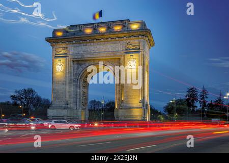 Das Triumphbogen-Denkmal während der Hauptverkehrszeit. Foto am 4. April 2024 in Bukarest, Rumänien. Stockfoto