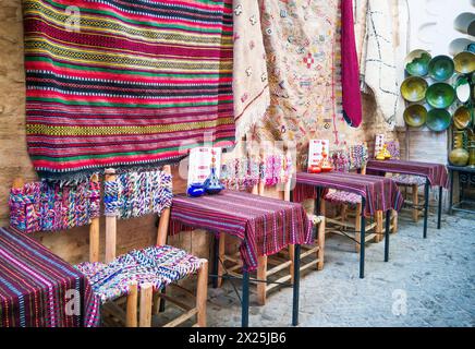 Marrakesch, Marokko. Restauranttische auf dem Souk-Markt. Stockfoto