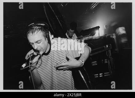 UNDERWORLD, ESSENTIAL FESTIVAL, BRIGHTON, 1996: Sänger Karl Hyde und Keyboarder Rick Smith von der Techno-Band Underworld auf dem Höhepunkt des Trainspotting Mania in the Dance Tent beim Essential Festival 1996 im Stanmer Park in Brighton, England, Großbritannien am 25. Mai 1996. Foto: Rob Watkins Stockfoto