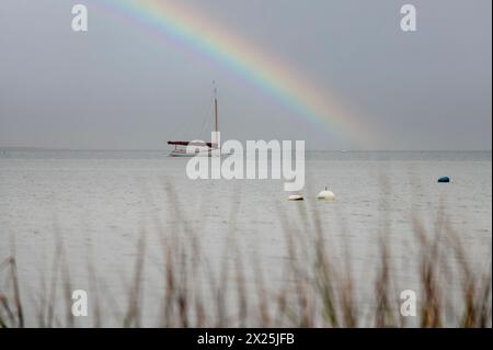 Ruhig und ruhig wunderschöner Regenbogen-Morgen im Hafen von Nantucket Stockfoto