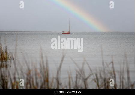 Ruhig und ruhig wunderschöner Regenbogen-Morgen im Hafen von Nantucket Stockfoto