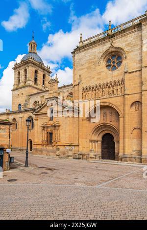 Blick auf die Kathedrale von Ciudad Rodrigo. Ciudad Rodrigo ist eine kleine Stadt in der Provinz Salamanca in Castilla y Leon, Spanien. Die Kathedrale hat vier Türen Stockfoto