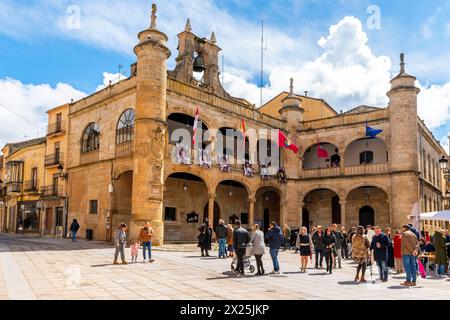 Menschen auf dem Plaza Mayor Square und dem Rathaus in Ciudad Rodrigo in der Provinz Salamanca im Westen Spaniens. Die Hauptfassade dieses Buils aus dem 16. Jahrhundert Stockfoto