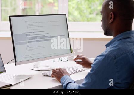 Programmiergerät mit Laptop zum Schreiben von Code im Büro Stockfoto