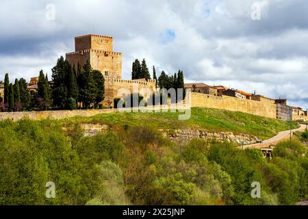 Panoramablick auf Schloss Enrique II und Altstadt Ciudad Rodrigo. Ciudad Rodrigo ist eine kleine Stadt in der Provinz Salamanca im Westen Spaniens. Stockfoto