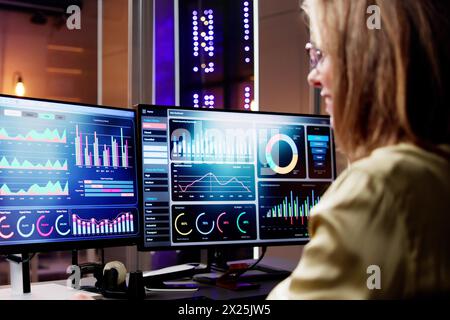Computeranalyst, der nach KPI-Trends für Datenanalysen sucht Stockfoto