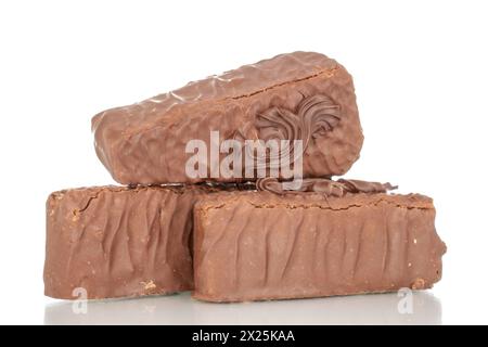 Drei Stücke Schokoladenwaffelkuchen, Makro, isoliert auf weißem Hintergrund. Stockfoto